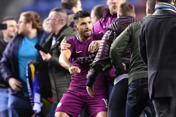 Video: el Kun Agüero se agarró a las piñas con un hincha