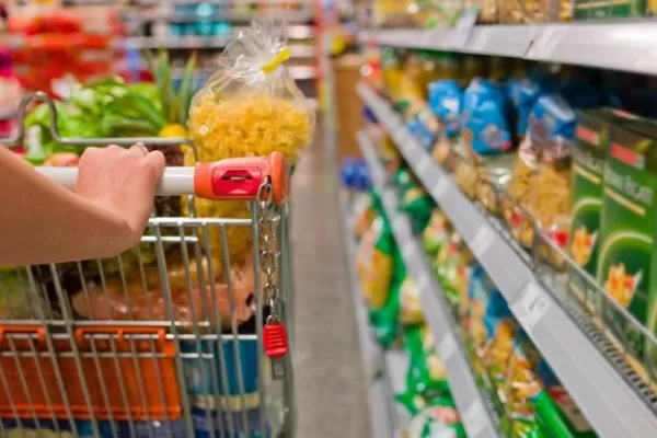 Las ventas en supermercados no variaron en diciembre y subieron 4,4% en shoppings