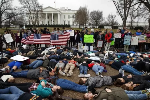 Temor en Estados Unidos: más de 100 estudiantes viajaron a la capital de Florida para exigir más control de armas