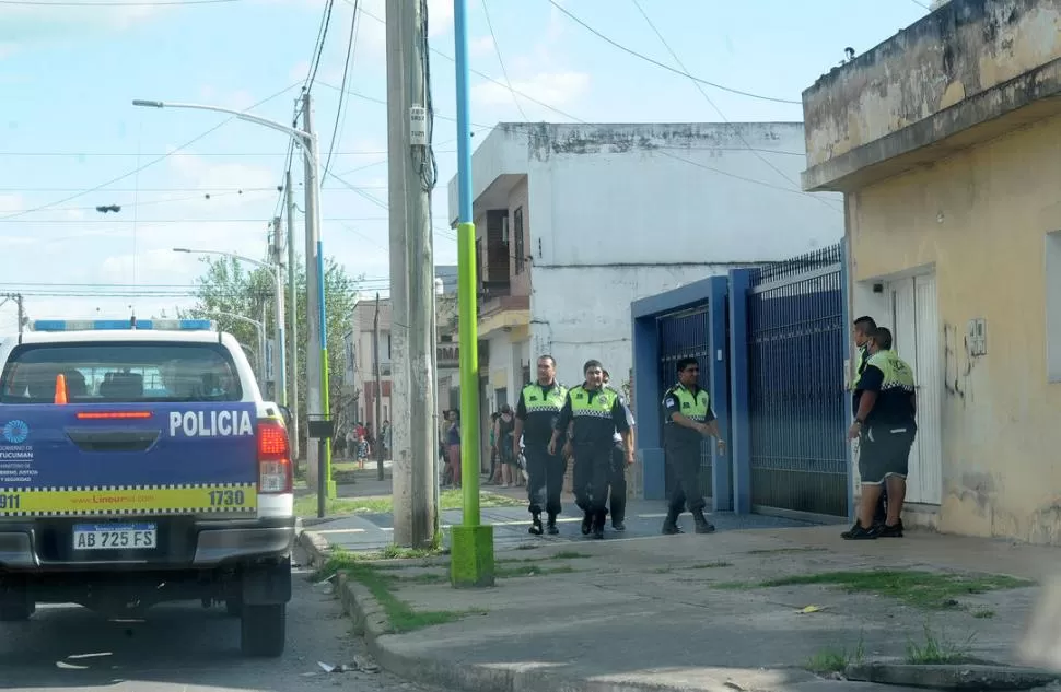 EN PLENA TAREA. Los policías recorren la zona donde se encontró el cadáver en busca de alguna pista que ayude a identificarlo. la gaceta / foto de héctor peralta 