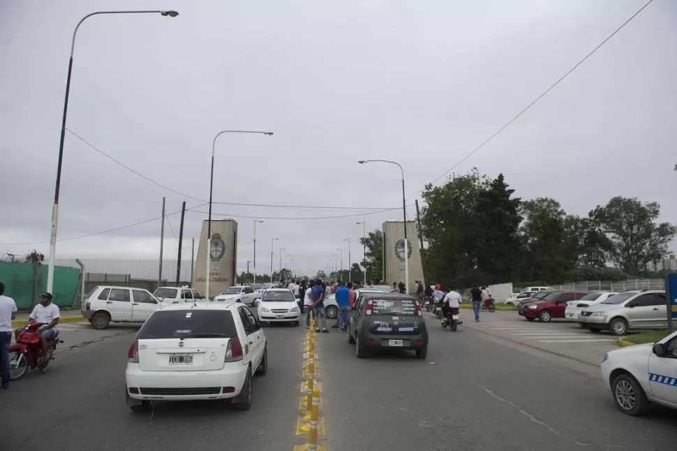 CAMINO AL AEROPUERTO. Los taxistas cortaron el tránsito y hubo caos. la gaceta / foto de jorge olmos sgrosso