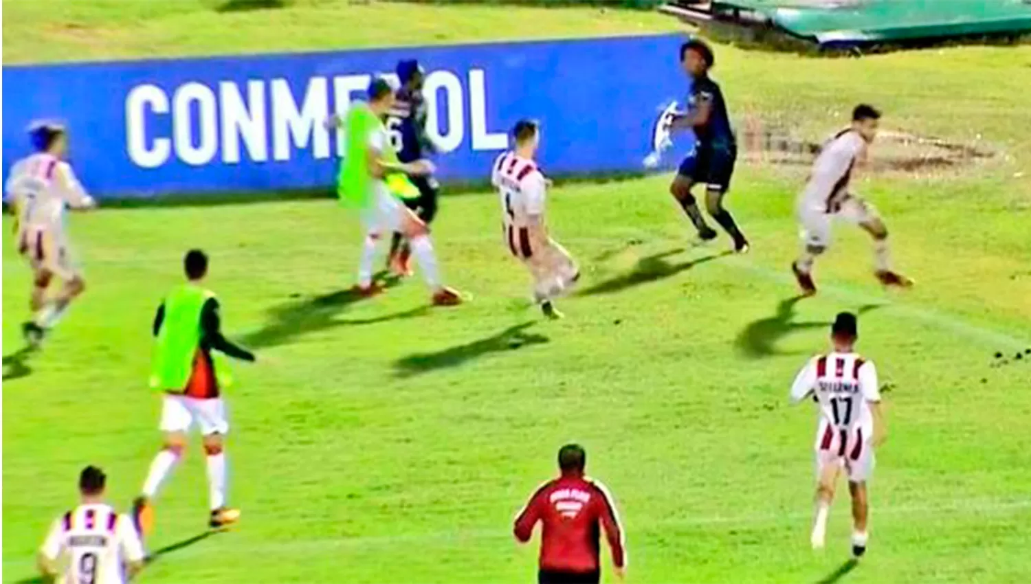 Video: un jugador agarró el banderín del córner para defenderse de los rivales que querían increparlo