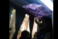 Boleto más caro, peor servicio: una mujer abrió el paraguas dentro del colectivo porque se llovía