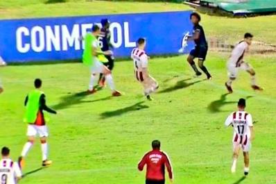 Video: un jugador agarró el banderín del córner para defenderse de los rivales que querían increparlo