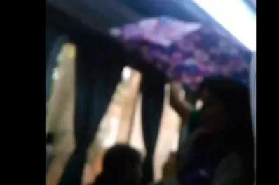 Boleto más caro, peor servicio: una mujer abrió el paraguas dentro del colectivo porque se llovía