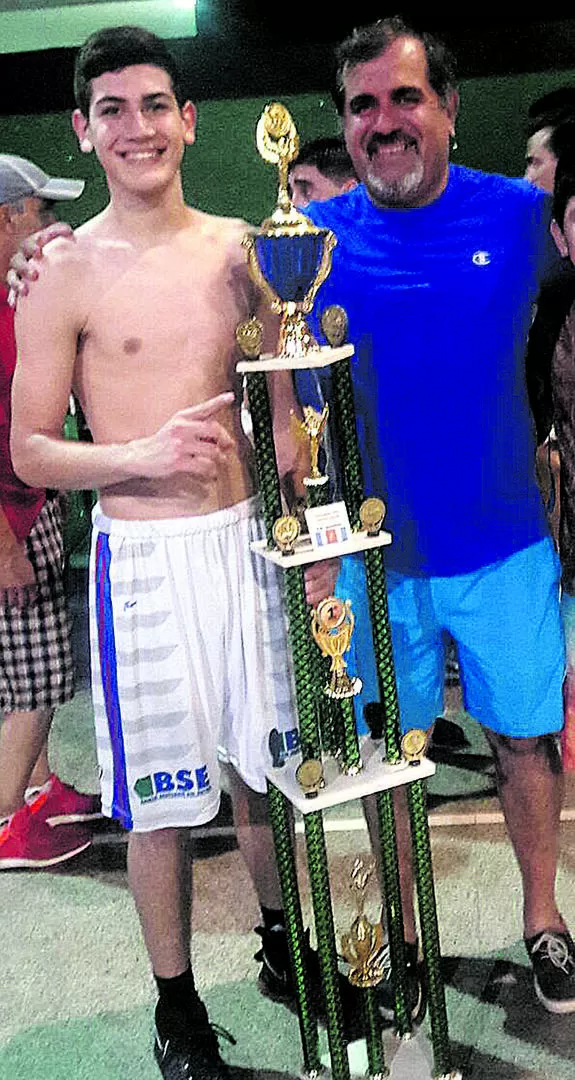 CON SU PAPÁ. En 2017, Tomás festejó el campeonato U19 de Santiago gentileza daniel allende