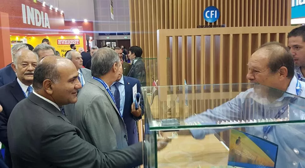 EN GULFOOD. Manzur saluda a un expositor del Consejo Federal de Inversiones. 