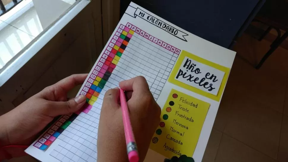 PÍXELES. Cada cuadrado representa un día del año, sólo necesitás armar una lista de referencia y completar con distintos colores según tus emociones.   
