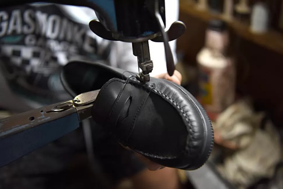 REFUERZO. Las nuevas costuras y un buen lustrado dejan los zapatos como nuevos y los hacen resistentes.  