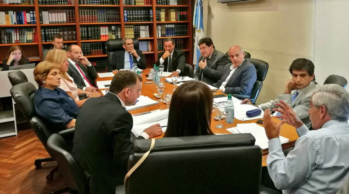 LA SESIÓN DE AYER. Estofán, Juri, Cativa, Pucharras, Vals, Fajre, Tejerizo (de espaldas), Albarracín, Grellet, Heredia y Cossio (atrás, el secretario Falcucci). PRENSA CAM / foto de RICARDO SILVA