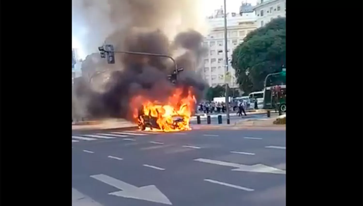 EN LLAMAS. Una camioneta ardió a metros del Obelisco. (CAPTURA)