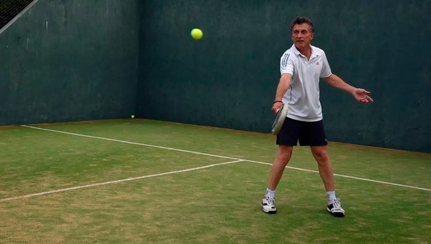 VERSIÓN DEPORTIVA. Mauricio Macri jugando al pádel. (CLARÍN)