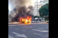 Video: una camioneta en llamas causó temor a metros del Obelisco