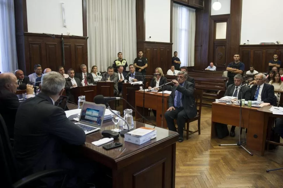 SILENCIO EN LA SALA. Alberto Lebbos comienza a responder las preguntas que le realizó el fiscal de cámara Carlos Sale. Hoy continuará siendo interrogado por Emilio Mrad, su representante. la gaceta / fotos de jorge olmos sgrosso 