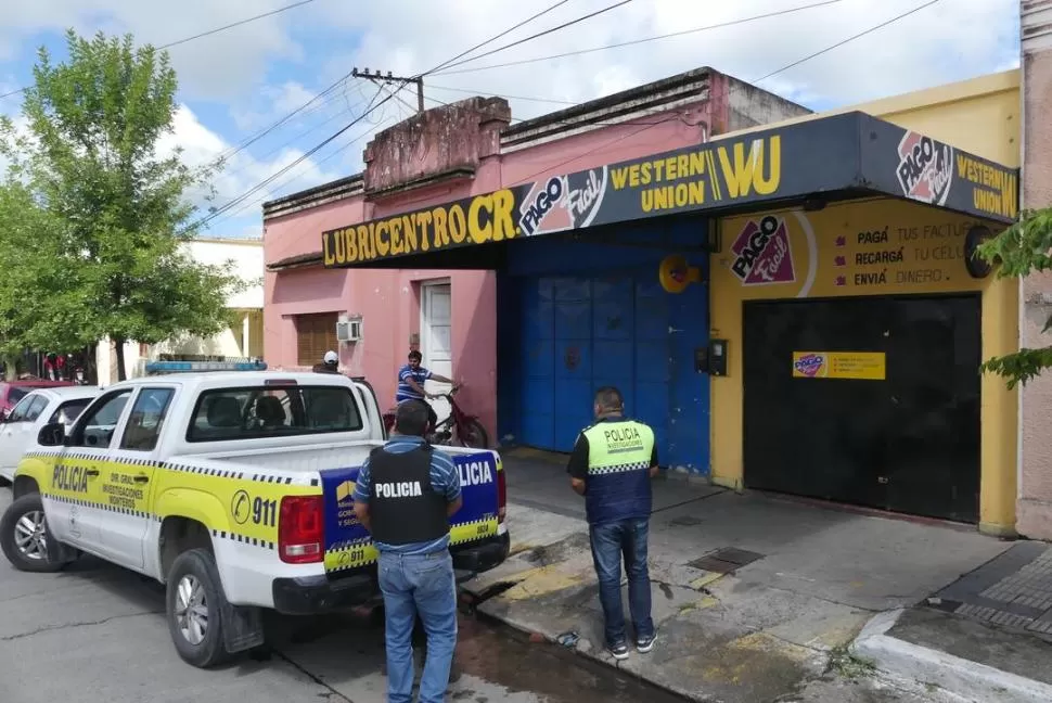 NEGOCIOS VINCULADOS. Los asaltantes entrraron por el negocio de lubricantes para atacar al propietario. la gaceta / fotos de Osvaldo Ripoll