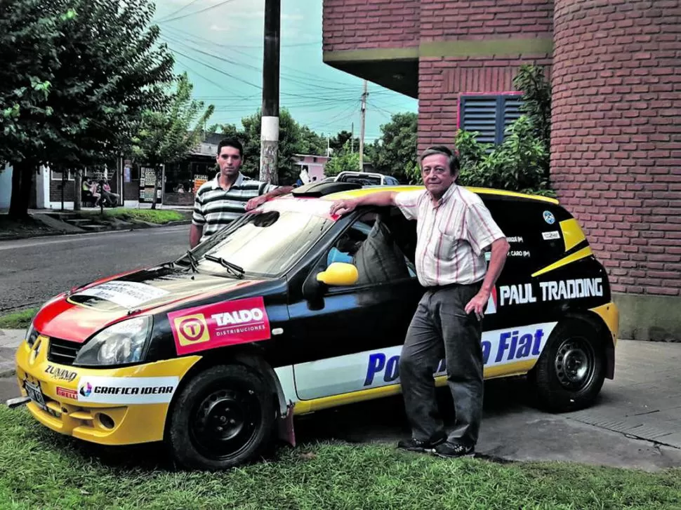 LISTOS. Caro (de remera) y García se llevan a la perfección con el Renault Clio. 