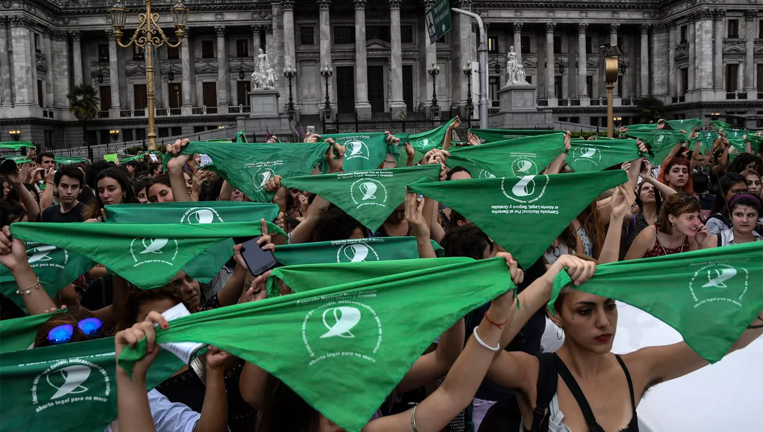 PAÑUELAZO VERDE. El lunes hubo manifestaciones a favor del aborto legal y gratuito en todo el país. TÉLAM