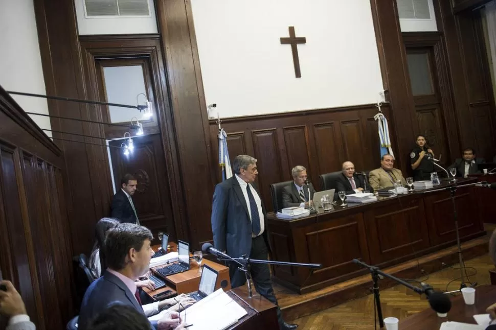 A PASO FIRME. Alberto Lebbos ingresa a la sala de audiencia para seguir siendo interrogado por los defensores. El querellante no hizo preguntas. la gaceta / foto de jorge olmos sgrosso