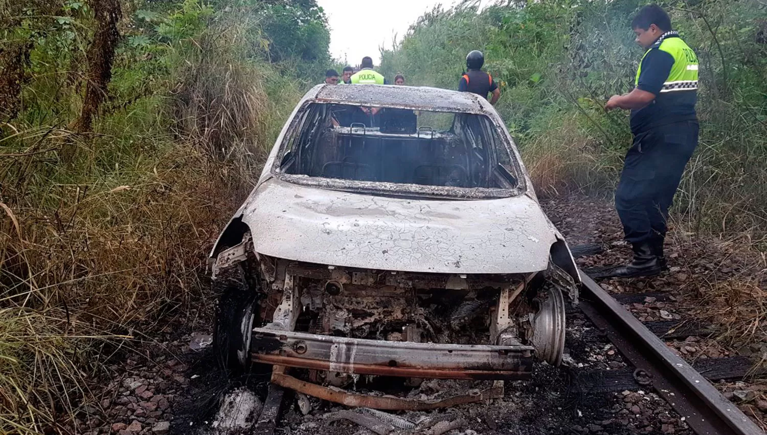 El auto fue consumido por el fuego.