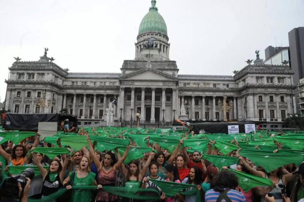 PROTESTA FRENTE AL CONGRESO. Miles de mujeres realizaron una manifestación para exigir que se abra el debate sobre la despenalización. twitter @CampAbortoLegal