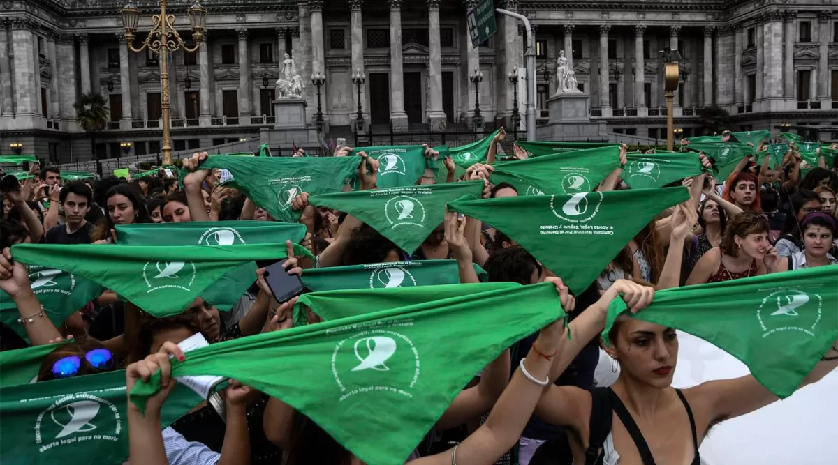 PAÑUELAZO VERDE. El lunes hubo manifestaciones a favor del aborto legal y gratuito en todo el país. TÉLAM