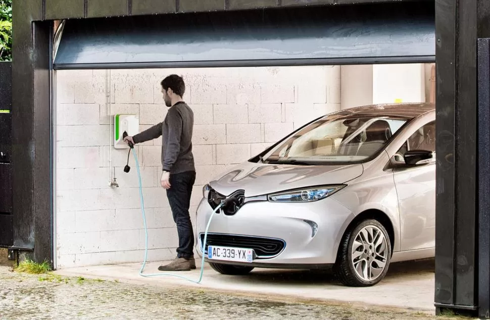 EN CASA. Buscar un enchufe en el garage para cargar el motor del auto parece una cuestión lejana, pero no falta mucho para empezar a practicarlo. renault.es