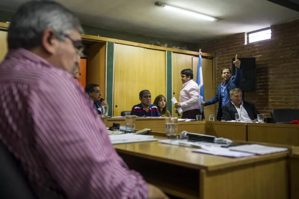 UNA CONSIGNA. El opositor Benjamín Zelaya abandona el recinto gritando “¡viva el pueblo y la democracia!”: sus pares permanecen en las bancas. la gaceta / foto de jorge olmos sgrosso