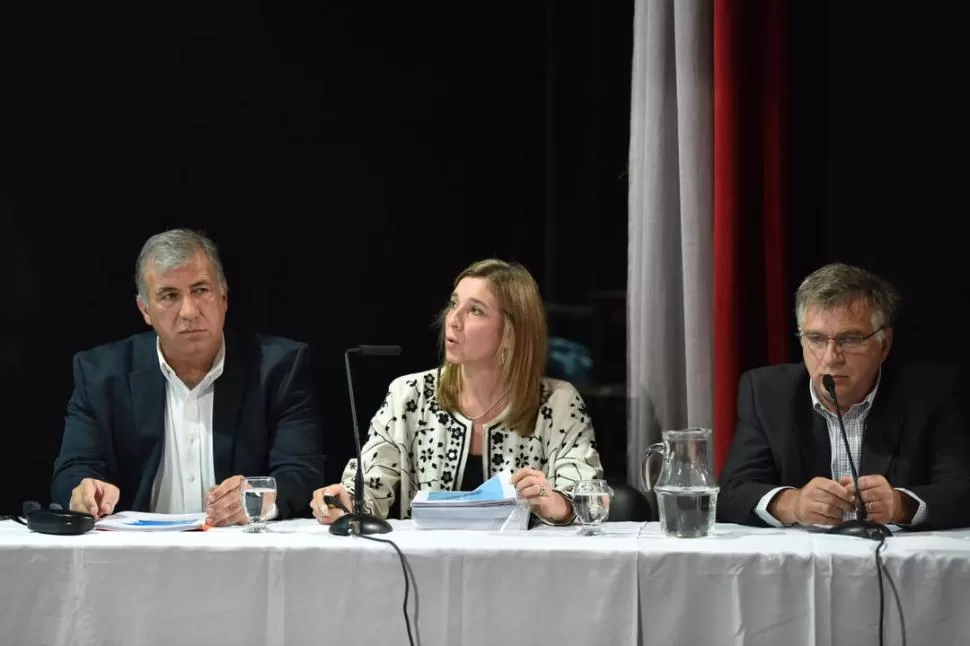 POLÉMICA. De izquierda a derecha: Sergio López, Ana Pasqualini y Fernando Baratelli, los expositores de la SAT  la gaceta / foto de Ines Quinteros Orio