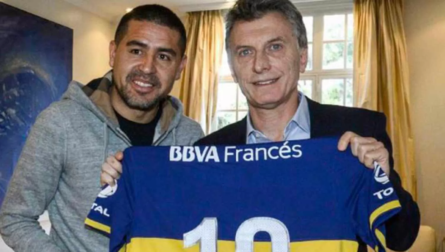 HINCHAS DE BOCA. Riquelme y Mauricio Macri. (ARCHIVO)