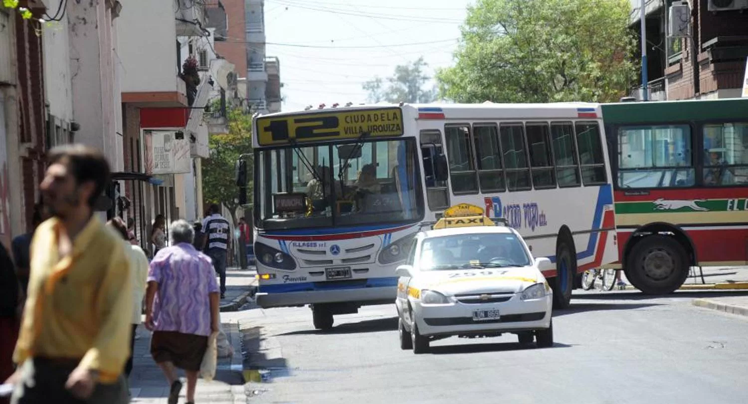 Los colectivos aumentaron su tarifa.  FOTO ARCHIVO / LA GACETA.