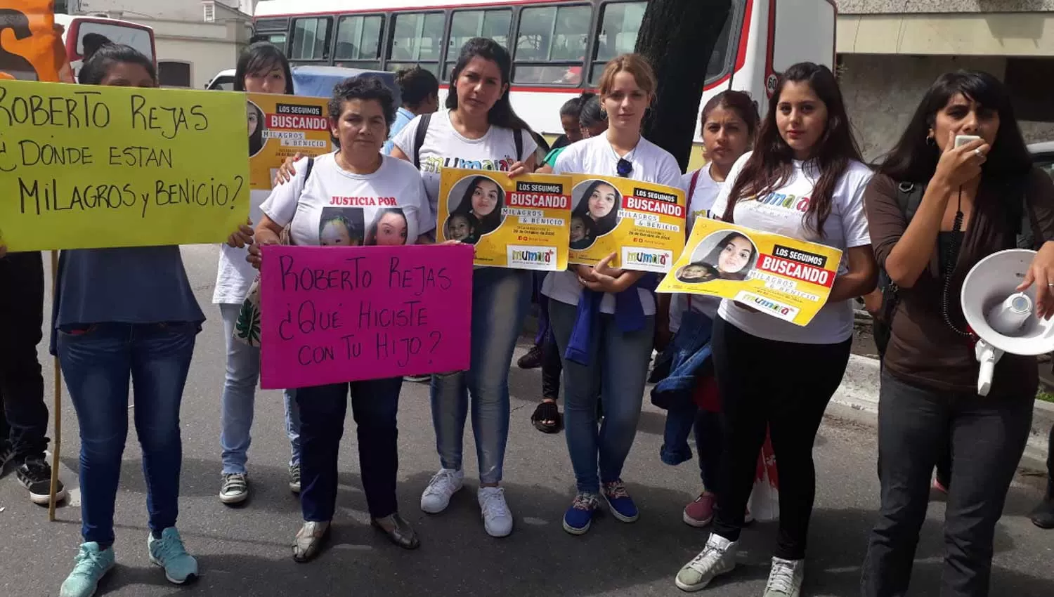 SIN RESPUESTAS. Amalia Ojeda (cartel fucsia), madre de Milagros y abuela de Benicio, encabezó la protesta en los tribunales de avenida Sarmiento. FOTO TOMADA DE TWITTER.COM/MUMALATUC