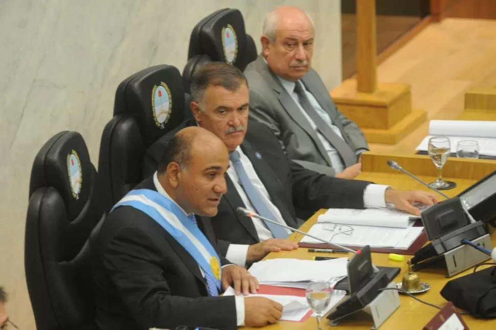 2017. Manzur da su discurso; Jaldo, aún con bigote, lo observa. El prosecretario Elías, en tanto, ya se jubiló. la gaceta / foto de antonio ferroni