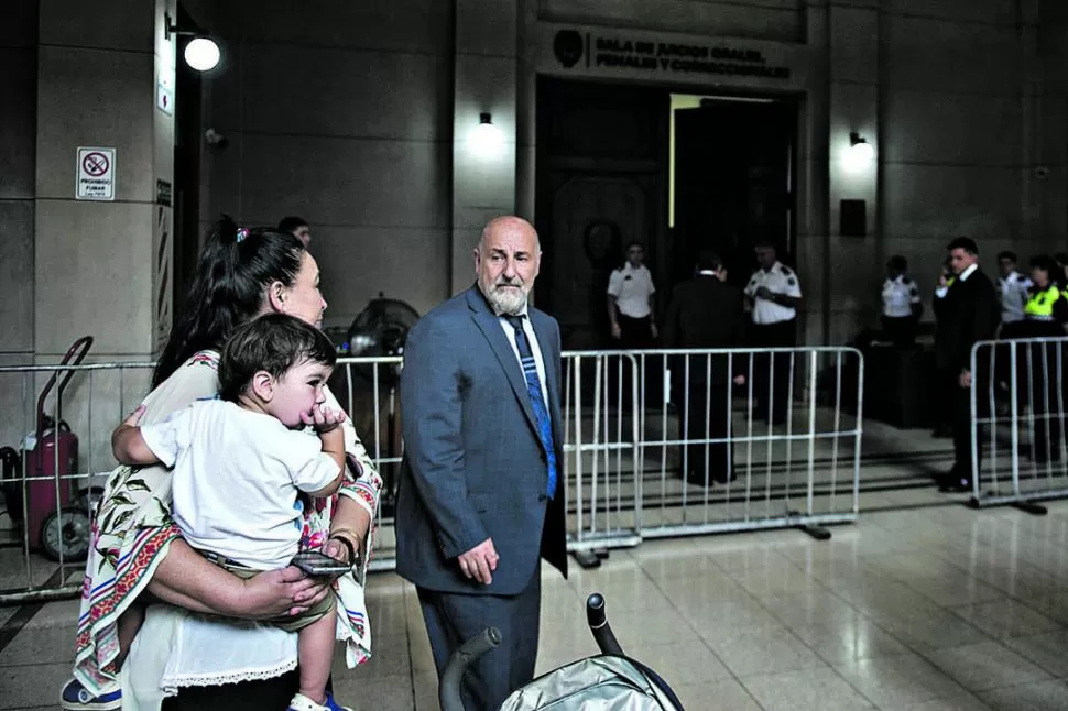 VISITA. Silvia Furque llevó a su nieto para que lo viera Cergio Morfil. LA GACETA / FOTO DE JORGE OLMOS SGROSSO