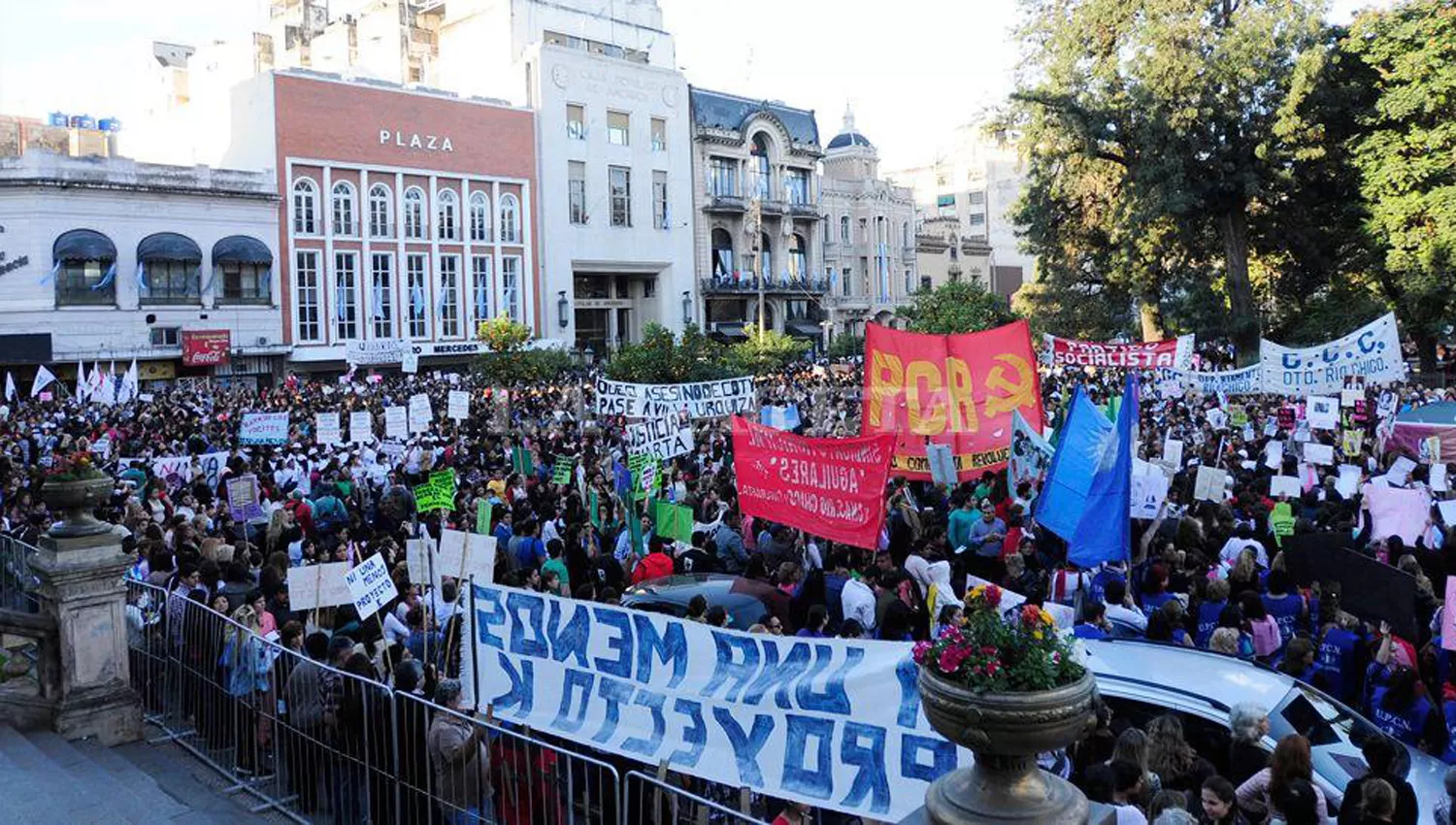 MASIVA CONCENTRACIÓN. La marcha llegará desde plaza Urquiza hasta plaza Independencia para instalarse frente a Casa de Gobierno. (ARCHIVO LA GACETA)