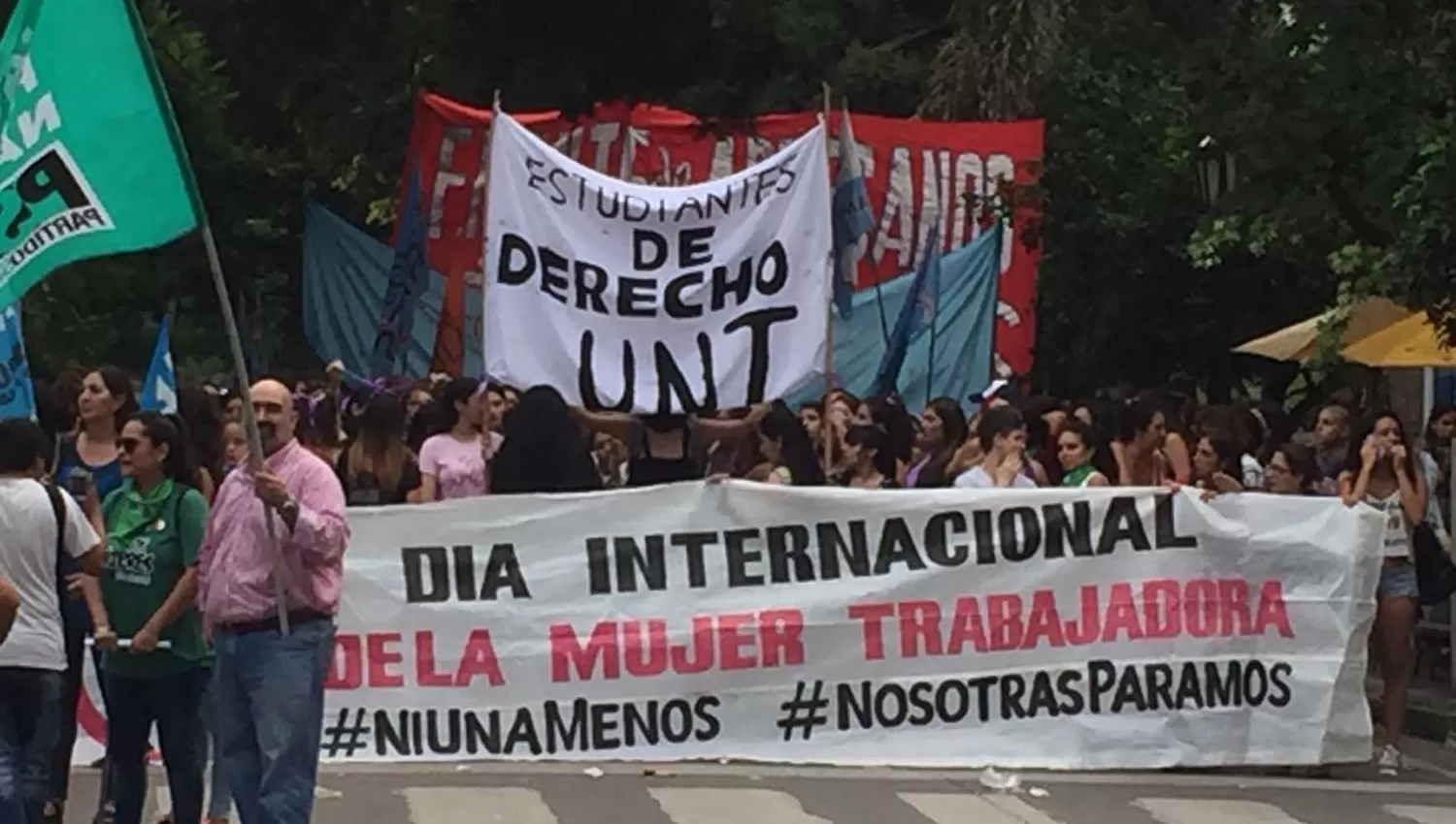 Comenzó la marcha Por el #(M hacia plaza Independencia. LAGACETA / SOL ALDONANTE