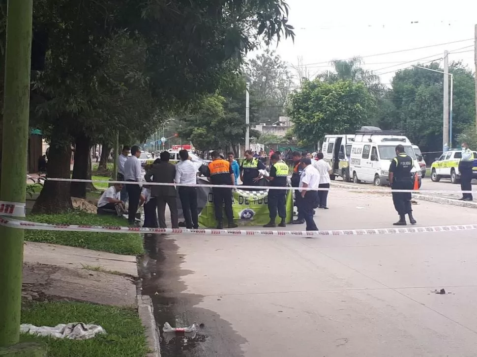 EN PLENO TRABAJO. Los peritos de la Policía trabajan en avenida Coronel Suárez al 1.000, donde el joven fue asesinado de un disparo en la cabeza.  