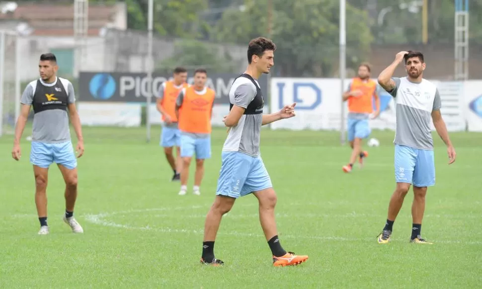 EL DESAFÍO. Lamas -centro- irá junto a Núñez y Díaz, entre otros “decanos”, por una nueva victoria ante Talleres, el rival al que supo condenar al viejo Argentino A. la gaceta / foto de hector peralta