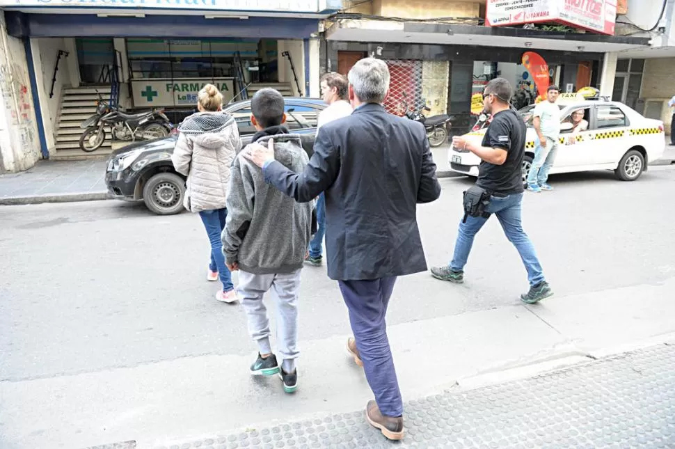 EN PLENO CENTRO. El joven se dirige a Tribunales junto a su abogado. la gaceta / foto de franco vera