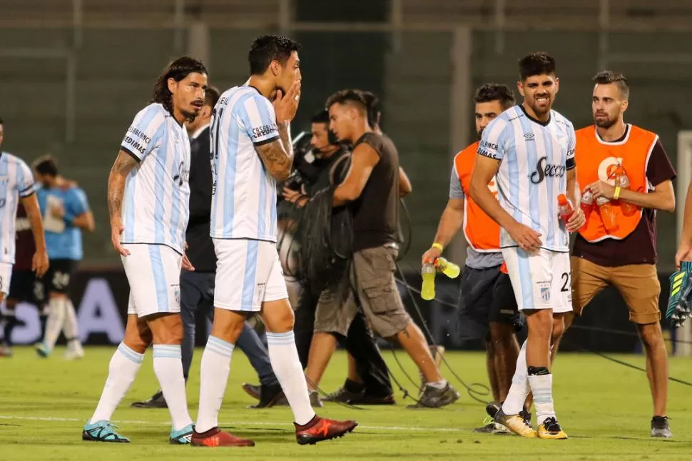 EL MOMENTO ESPERADO. Leandro Díaz pudo lucir otra vez la camiseta de Atlético en Córdoba. El delantero sufre por la derrota mientras Blanco habla con Cabral. foto de Víctor Quiroga (especial para la gaceta)