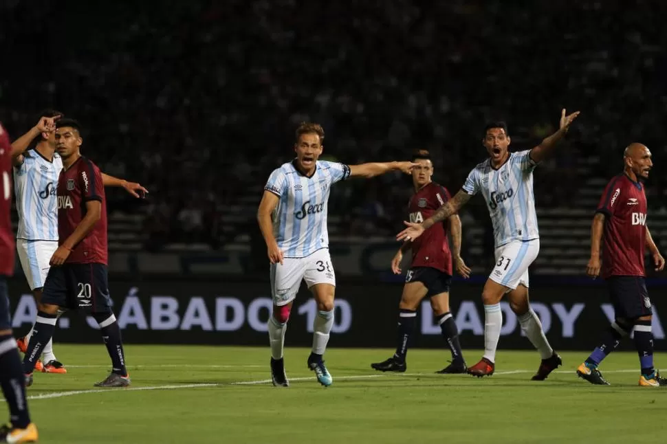 CORRECIÓN. Leyes y Cabral reclaman luego de que el línea levantara la bandera en el gol de Aliendro. Lo convalidó el árbitro. foto de víctor quiroga (especial para la gaceta)