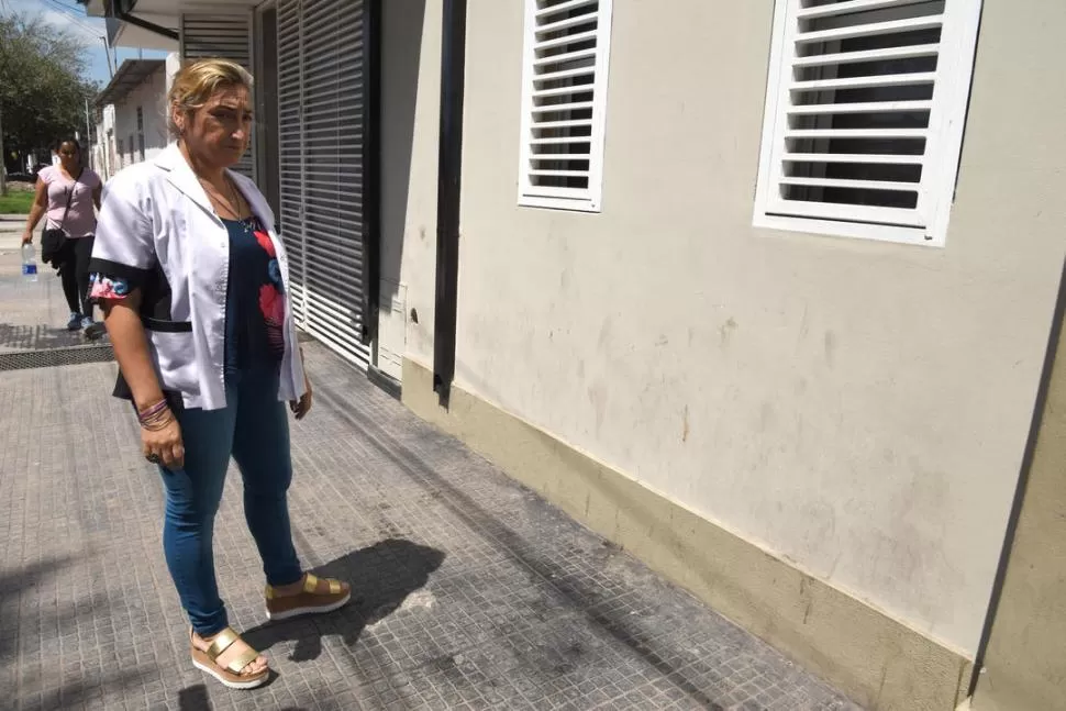 PREOCUPADA. La doctora Nancy Vera muestra el lugar donde cayó Rodríguez cuando sus familiares lo trasladaban al CAPS donde falleció. la gaceta / Foto de José Nuno