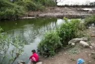 Vecinos de Los Vázquez denuncian que una laguna con desechos les provoca lesiones en la piel