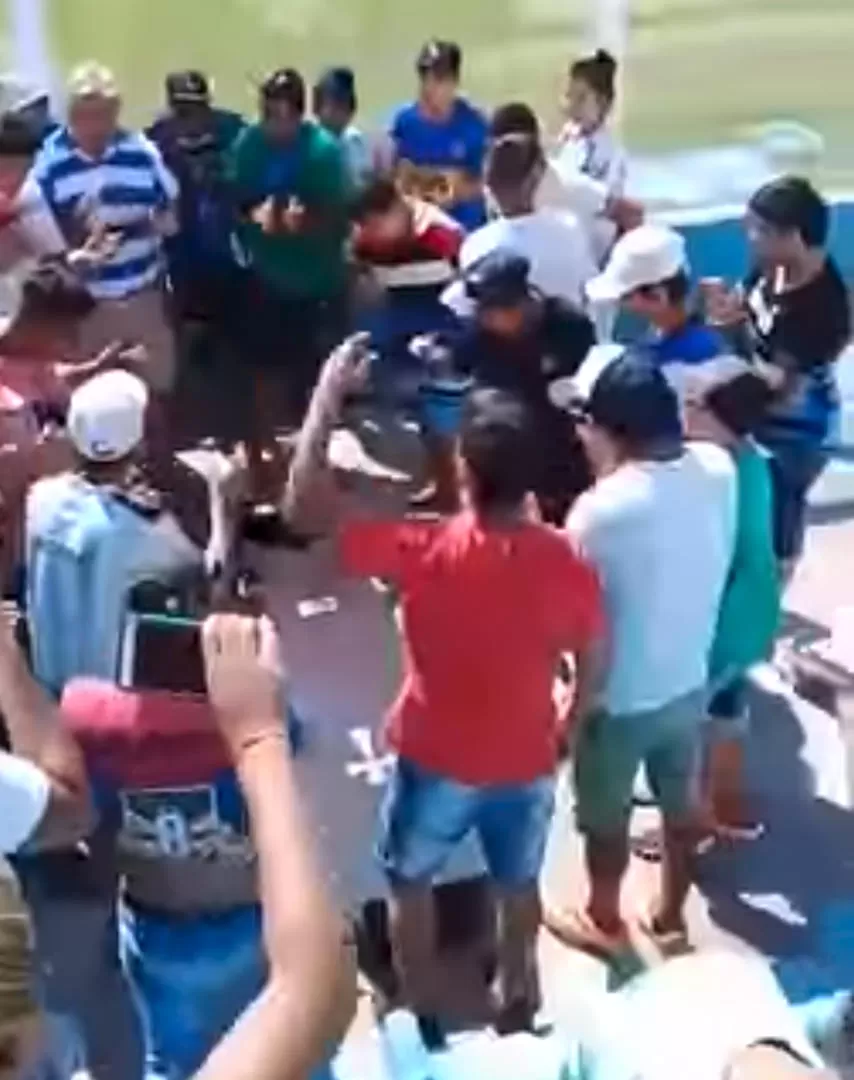 A LOS TIROS. Los casos de cortejos que llegan hasta la cancha se repiten con mayor frecuencia. (Captura de video del último adiós a Víctor Raúl Robles, el joven de 17 años abatido por un policía tras un supuesto asalto).