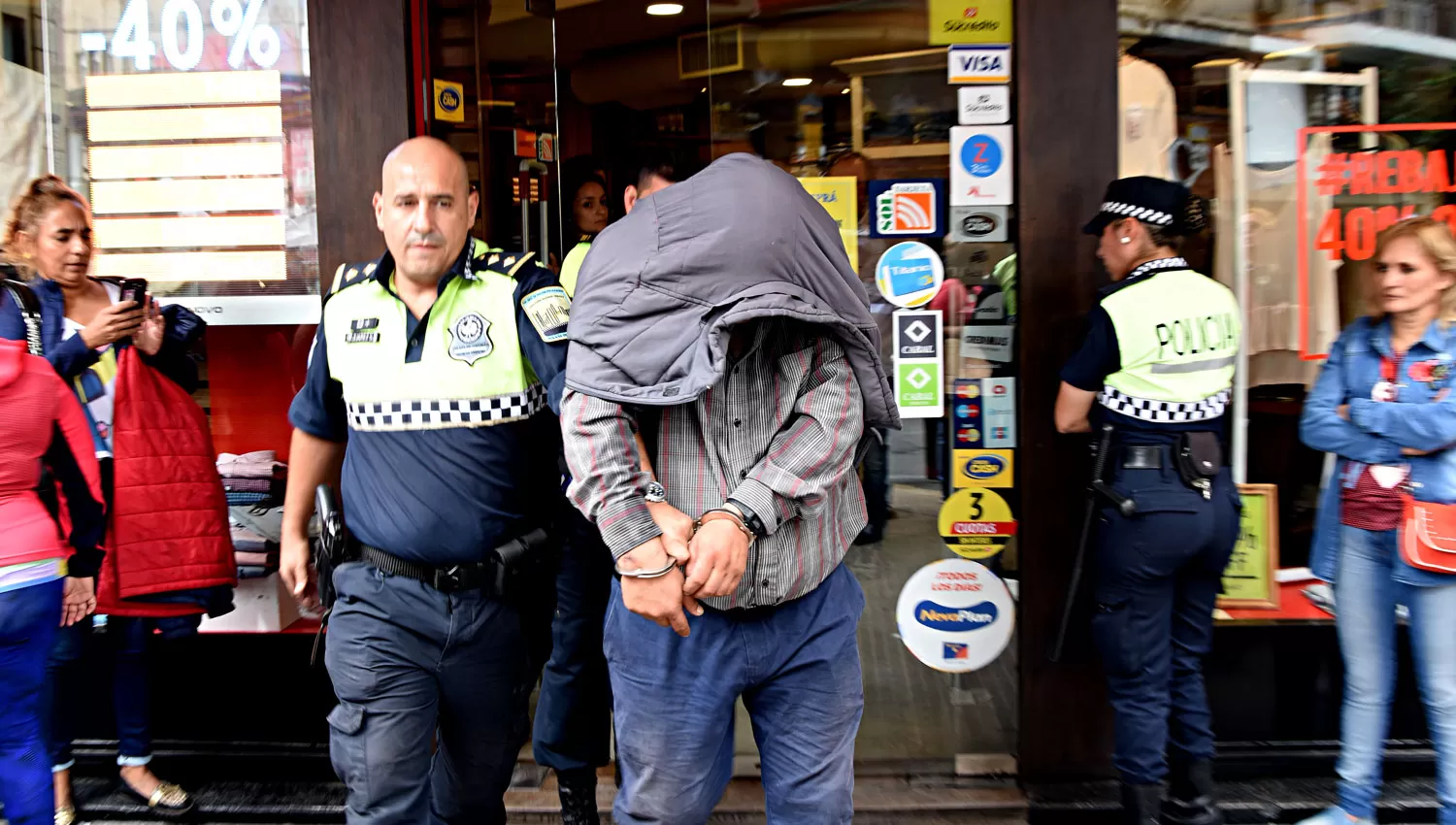 El presunto mechero fue detenido en el local por la policía. LA GACETA / José Nuno
