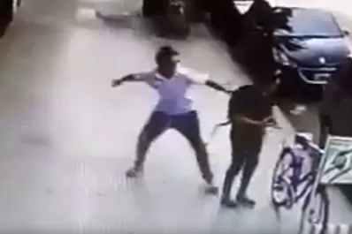 Video: estacionaba su bici cuando un hombre se acercó y le pegó una trompada