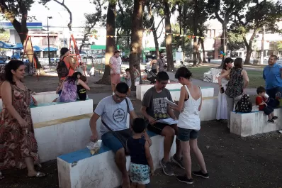 Una movida vecinal llenó de color y arte la Plaza del Abasto