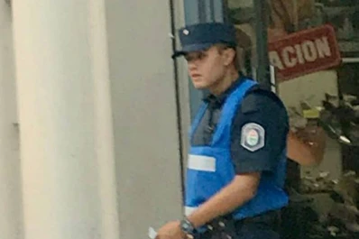 Video: un policía ayudó a un niño de la calle a hacer la tarea y se volvió viral