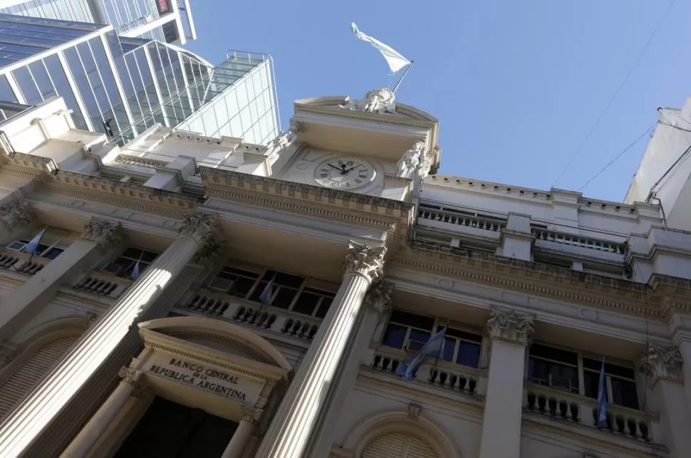 “VERDE” DÍSCOLO. Día tras día, el Central debe salir al mercado a vender dólares para evitar una estampida. REUTERS (archivo)