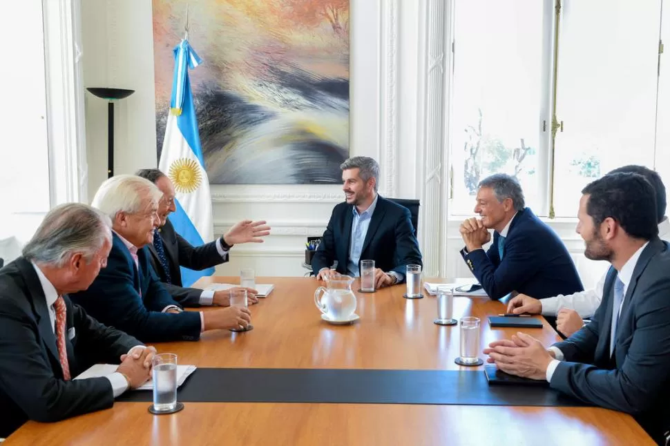 ENCUENTRO DISTENDIDO. Dirigentes de la UIA dialogaron ayer en la Casa Rosada con Peña y Cabrera. télam