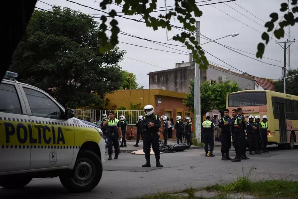 FAMILIARES ENOJADOS. Policías evitaron que generen incidentes en la zona. LA GACETA / FOTO DE DIEGO ARÁOZ